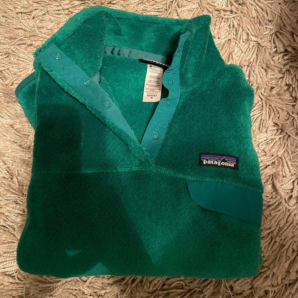 green patagonia pullover!
